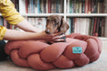 Вижте изображението в галерията, Плетено легло за куче/котка FURRY CUDDLE - КЕРЕМИДЕНО ЧЕРВЕНО