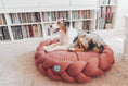 Вижте изображението в галерията, Плетено легло за куче/котка FURRY CUDDLE - КЕРЕМИДЕНО ЧЕРВЕНО